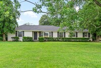 Building Photo - 4 Bedroom Country Style Home For Rent!
