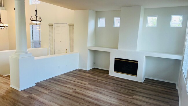 Building Photo - Spacious 2-bedroom Townhome with loft and ...