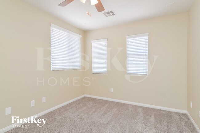 Building Photo - 10032 S Silver Cliff St