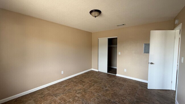 Building Photo - Two Bedroom One Bathroom Apartment in San Bernardino!