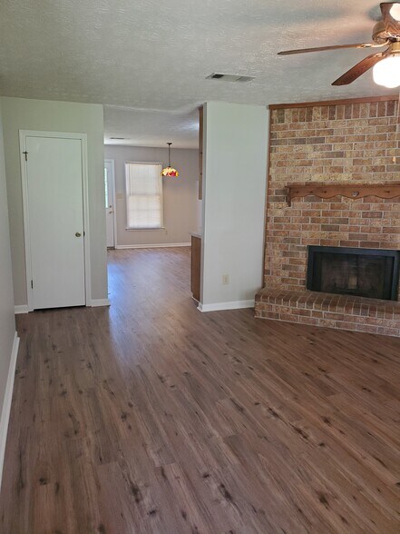 Building Photo - 320 Chase Dr