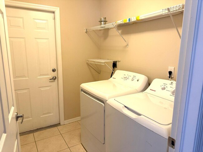 Building Photo - 549 SW Prater Ave