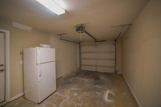 Building Photo - 741 White Dr