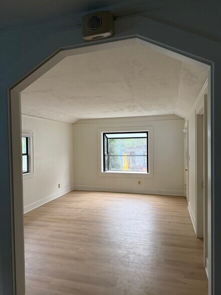 Building Photo - 10048 Interlake Ave N