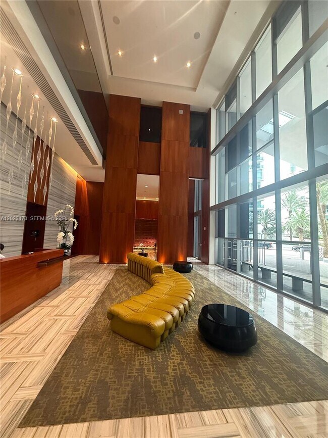 Building Photo - 1300 Brickell Bay Dr