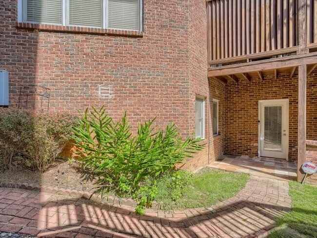 Building Photo - 2330 Logan Cir NE