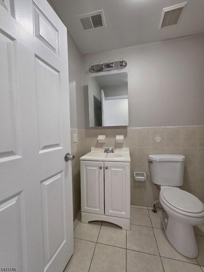 Building Photo - 290 Sussex Ave