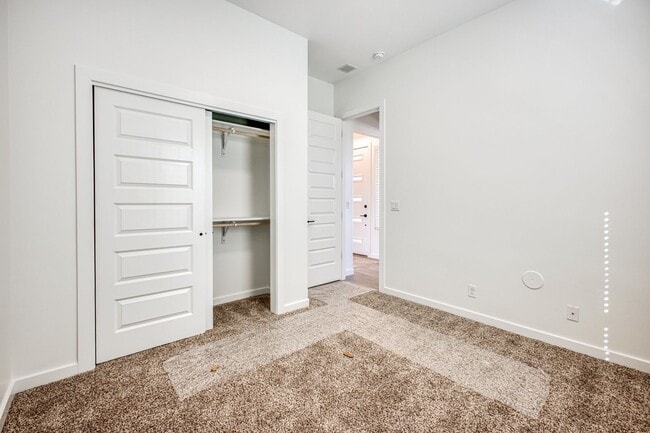 Building Photo - Beautiful East side House 4 bed-2.5 baths, part of The Overlook Casa Club that includes Swimming ...