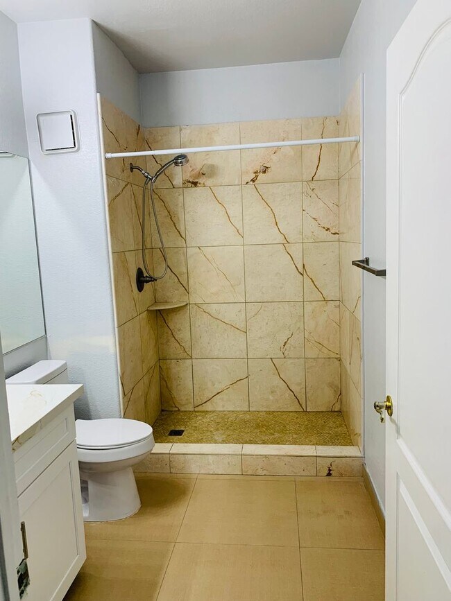 Building Photo - 3 bed, 2 bath, 2 car garage townhouse for ...