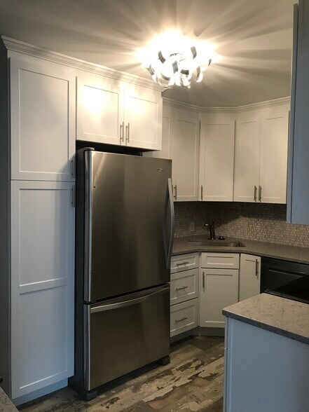 Shaker Kraft made cabinets with quartz countertops - 748 Feura Bush Rd