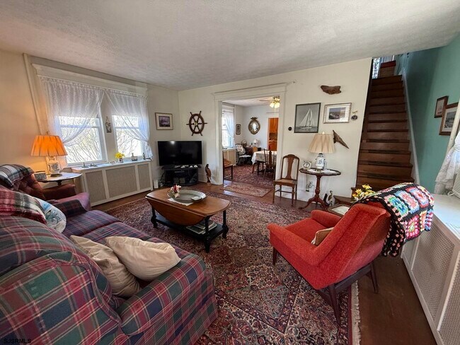 Building Photo - 135 N Avolyn Ave