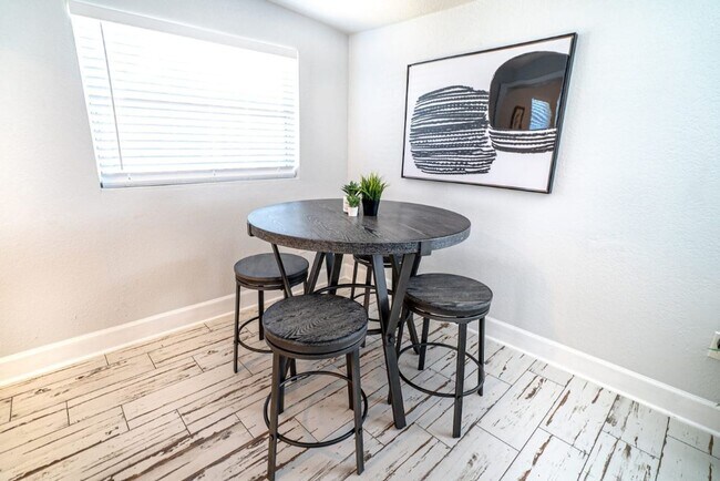 Building Photo - Chic & Stylish  Central location