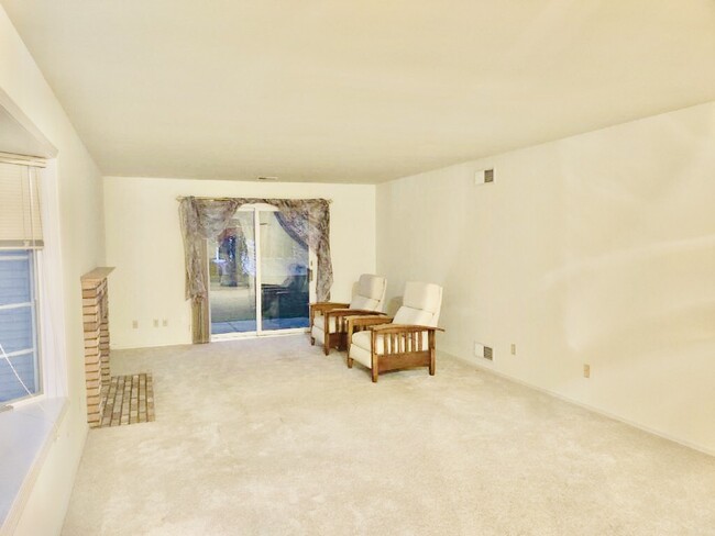 Building Photo - 620 E 92nd Pl