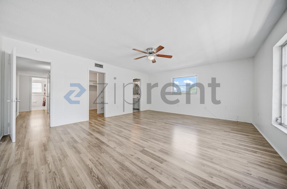 Building Photo - Unit 4