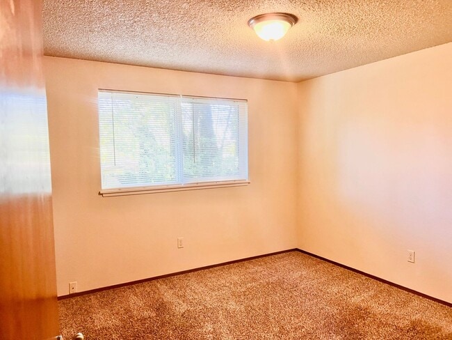 Building Photo - Eastside Olympia/ Must See! Available Now-2bd 1bath