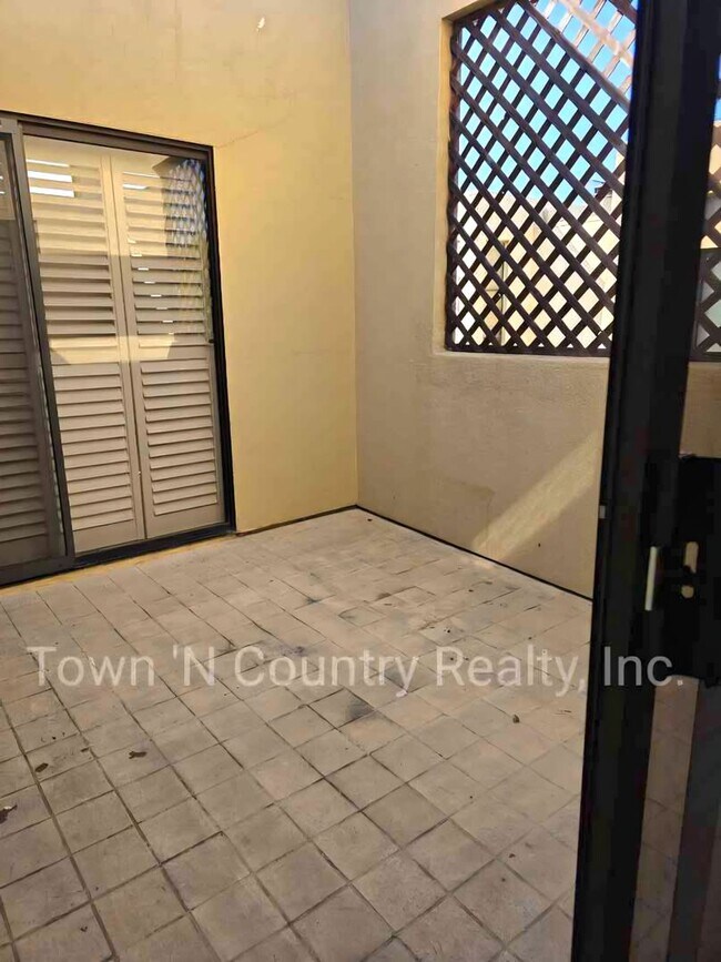 Building Photo - Spacious 2-Bedroom Upper-Level Condo in Sa...
