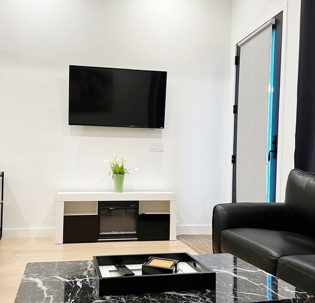 Building Photo - 360 Meridian St