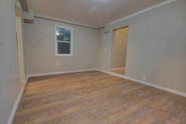 Building Photo - 4 bed, 2 bath home