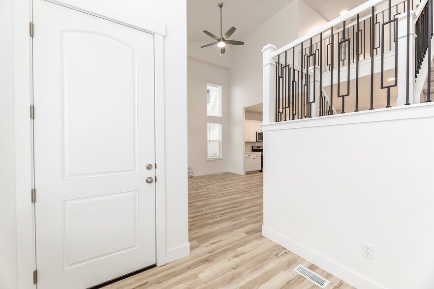 Building Photo - 13694 S Devers Dr