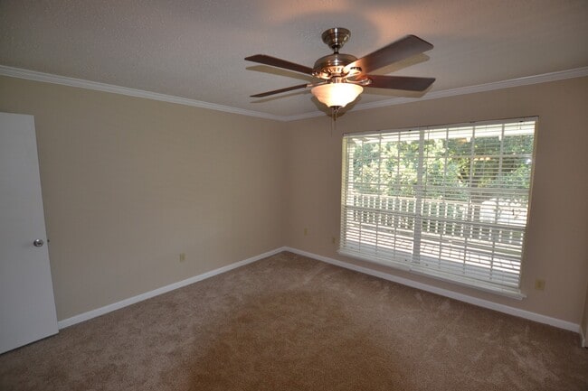 Building Photo - Gated Community!  2 bedroom, 2 bath Condo is excellent location off Jefferson Hwy