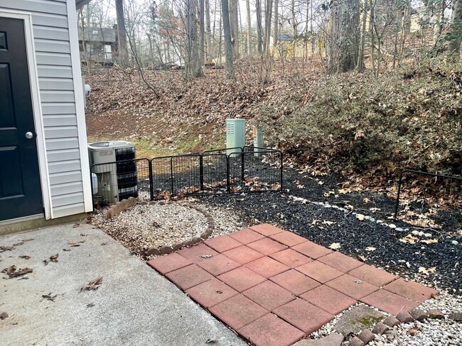 Building Photo - Forest Townhome