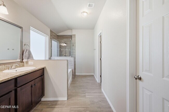 Building Photo - 13748 Villa Vista Ave