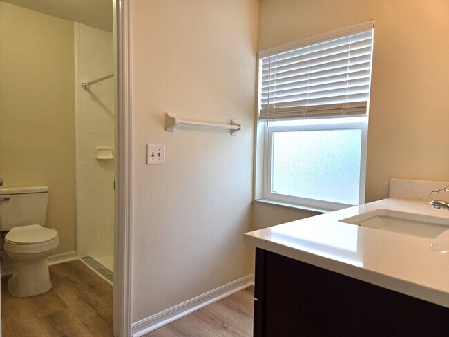 Building Photo - 3/2 Fenced Pet Friendly Home
