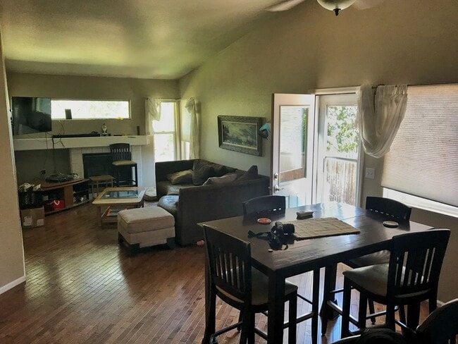 Building Photo - Available October 2025! 3 Bedroom 2 Bath SFH