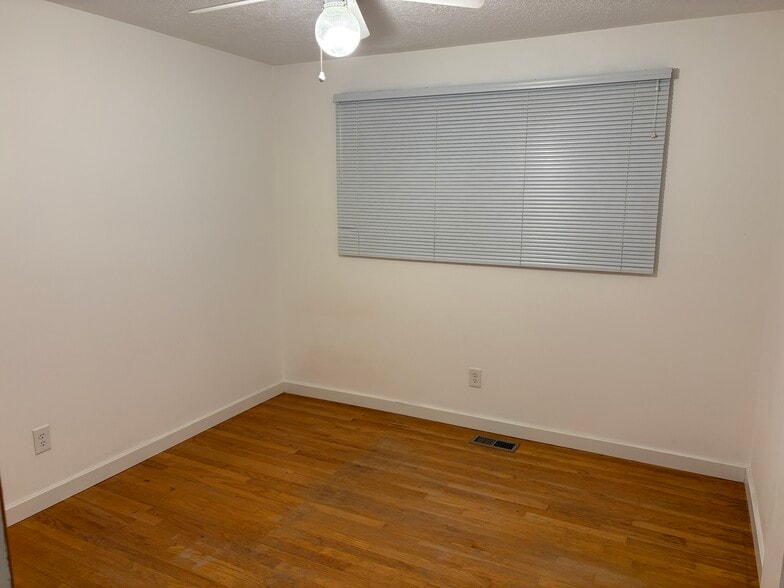 Guest Bed 1 - 12815 NE Fremont St