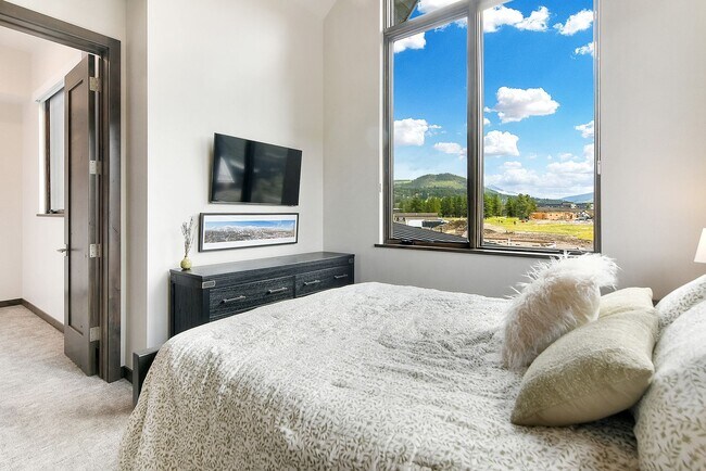 Building Photo - Luxury ski season rental is an entertainer...
