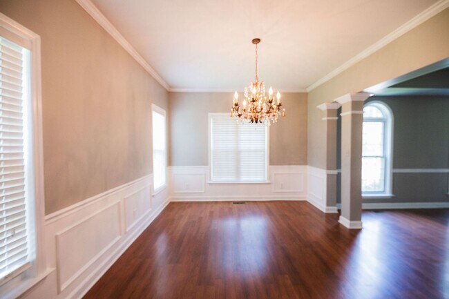 Building Photo - Spacious beautiful 5 bedroom 2.5 bath home...