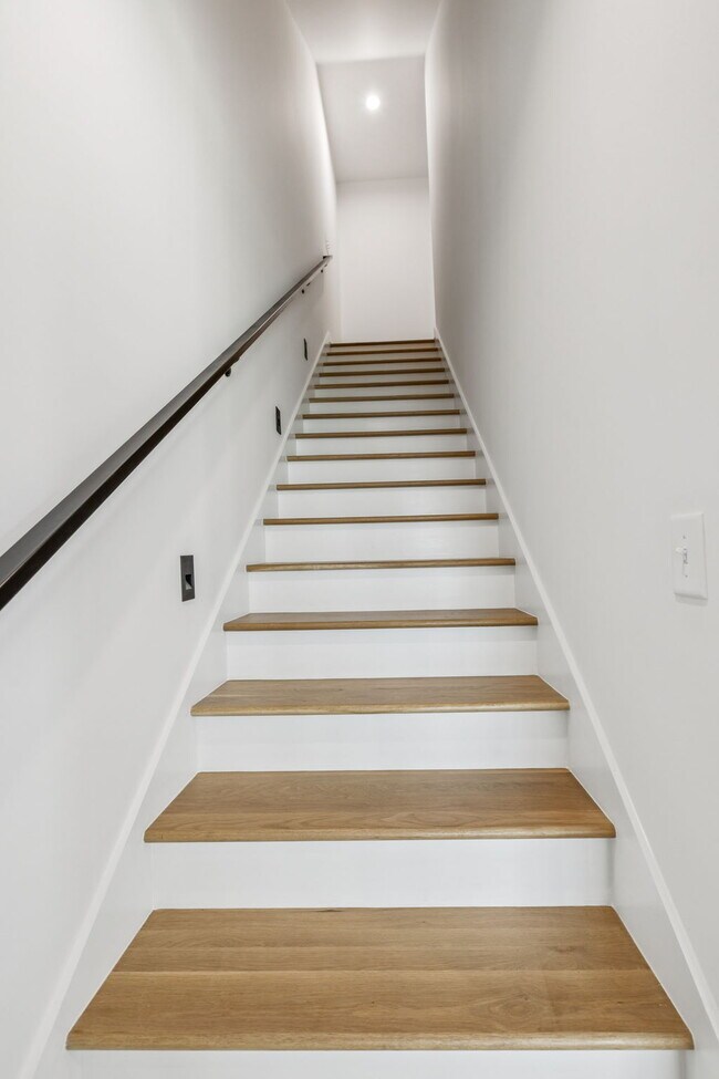 Building Photo - "Spacious 4-Bed, 4-Bath Gem in Nashville -...