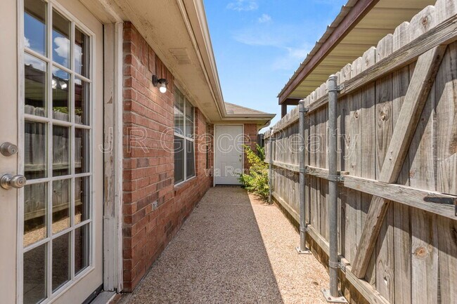Building Photo - 10217 Hyacinth Ln