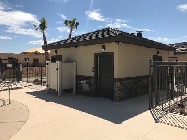 Building Photo - Beautiful Blackhawk Townhome
