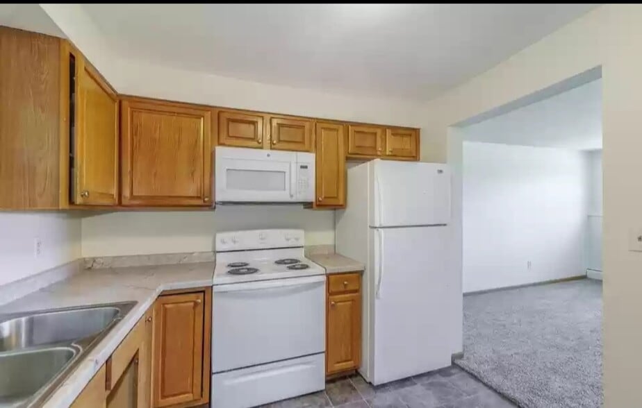 Building Photo - 1700 E 12th St