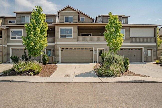 Building Photo - 3 Bedroom townhouse with stunning Ashland views! | Available Now