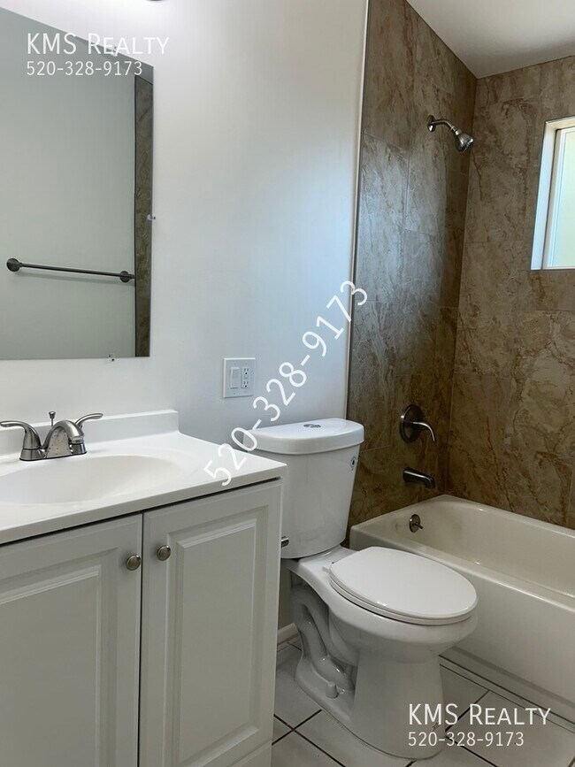 Building Photo - 5126 E Bellevue St