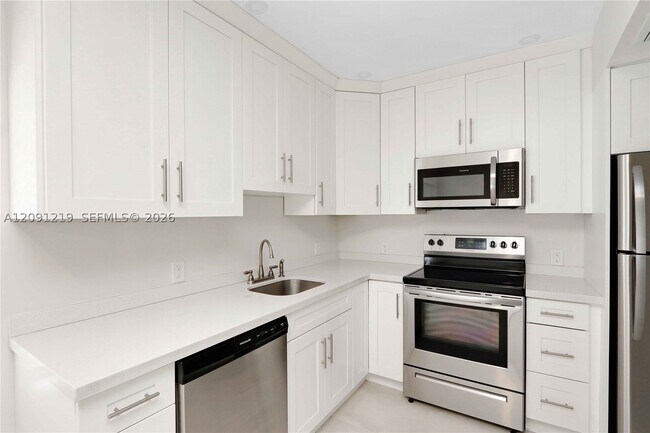 Building Photo - 930 SW 24th Ct