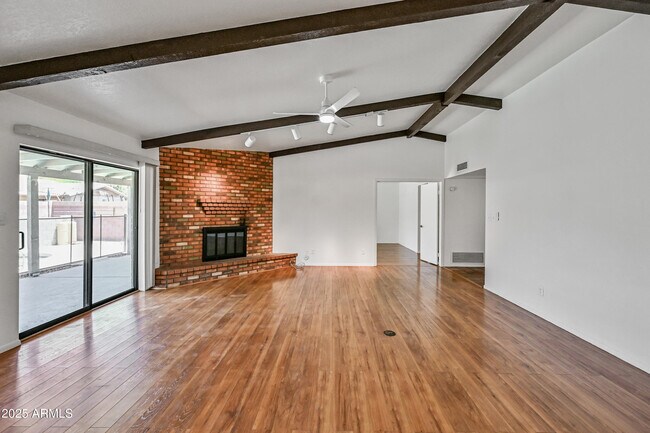 Building Photo - 1218 E Vinedo Ln