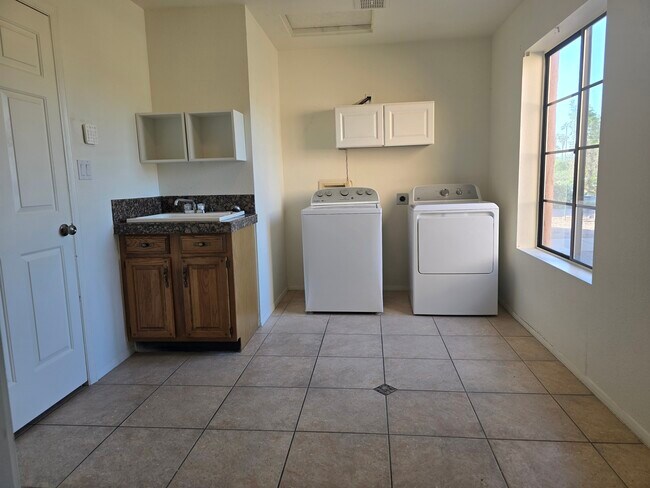 Building Photo - 1827 E Manhatton Dr