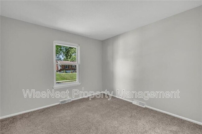 Building Photo - 305 NW Shamrock Ave