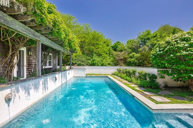 Building Photo - 27 Horseshoe Dr N