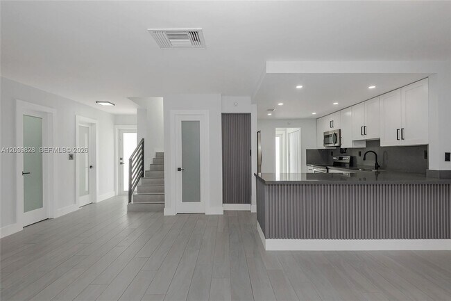 Building Photo - 6653 SW 140th Ave