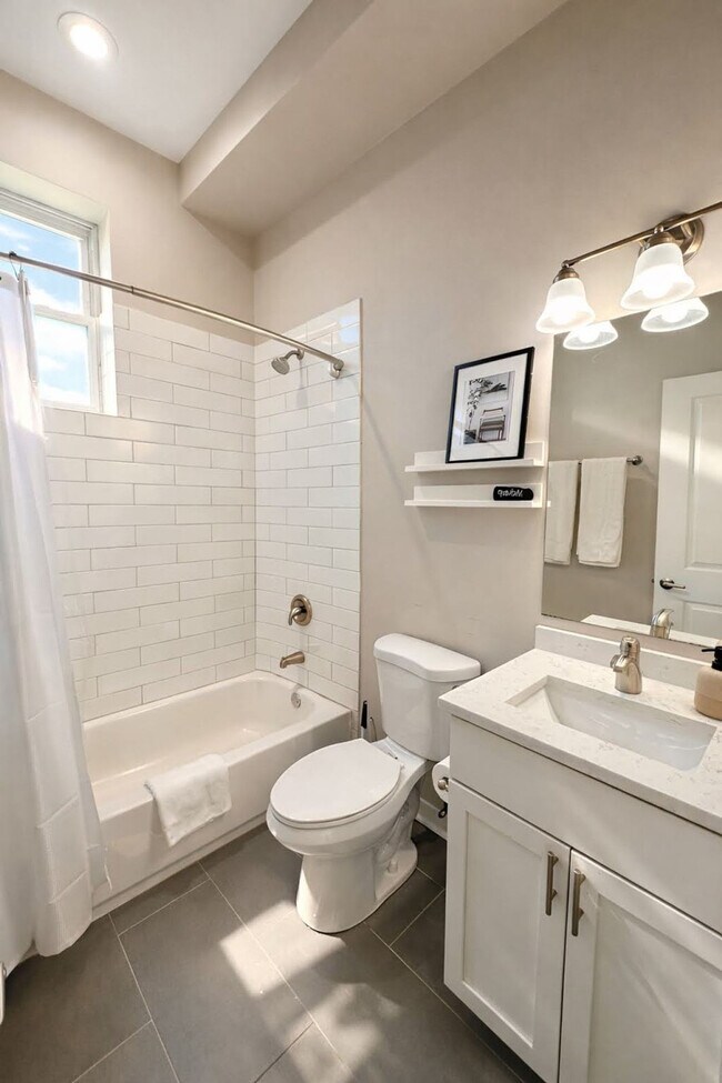 Building Photo - 736 N Throop St