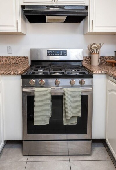 Building Photo - 525 N Orange Dr