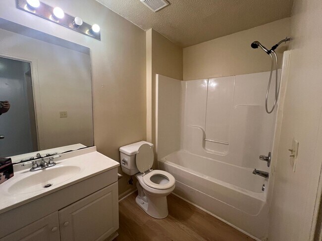 Building Photo - 4 bedroom 4 bathroom off Veterans Memorial...