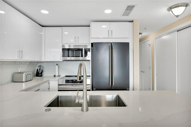 Building Photo - 3350 SW 27th Ave