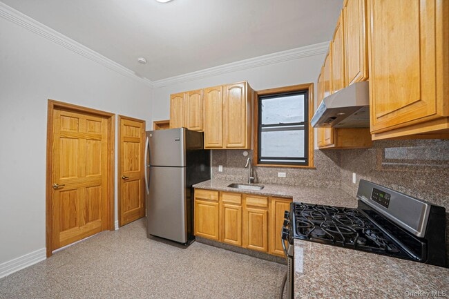 Building Photo - 42 N Village Ave