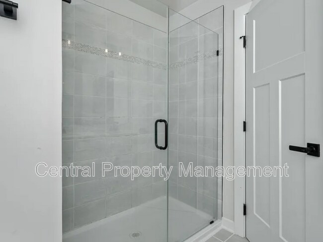 Building Photo - 200 Hollythorpe Ln