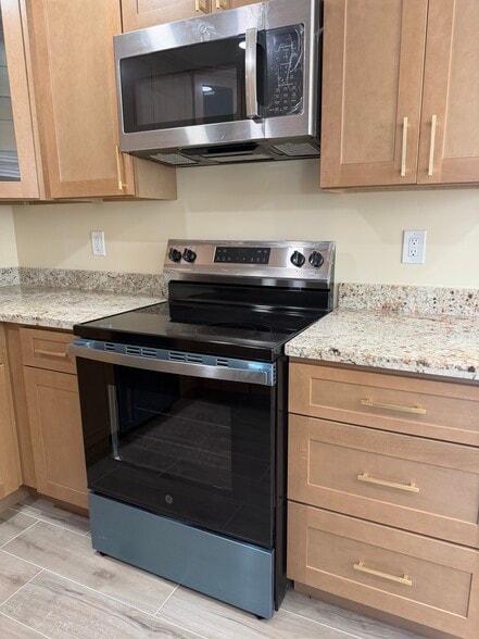 Building Photo - 545 Northlake Dr